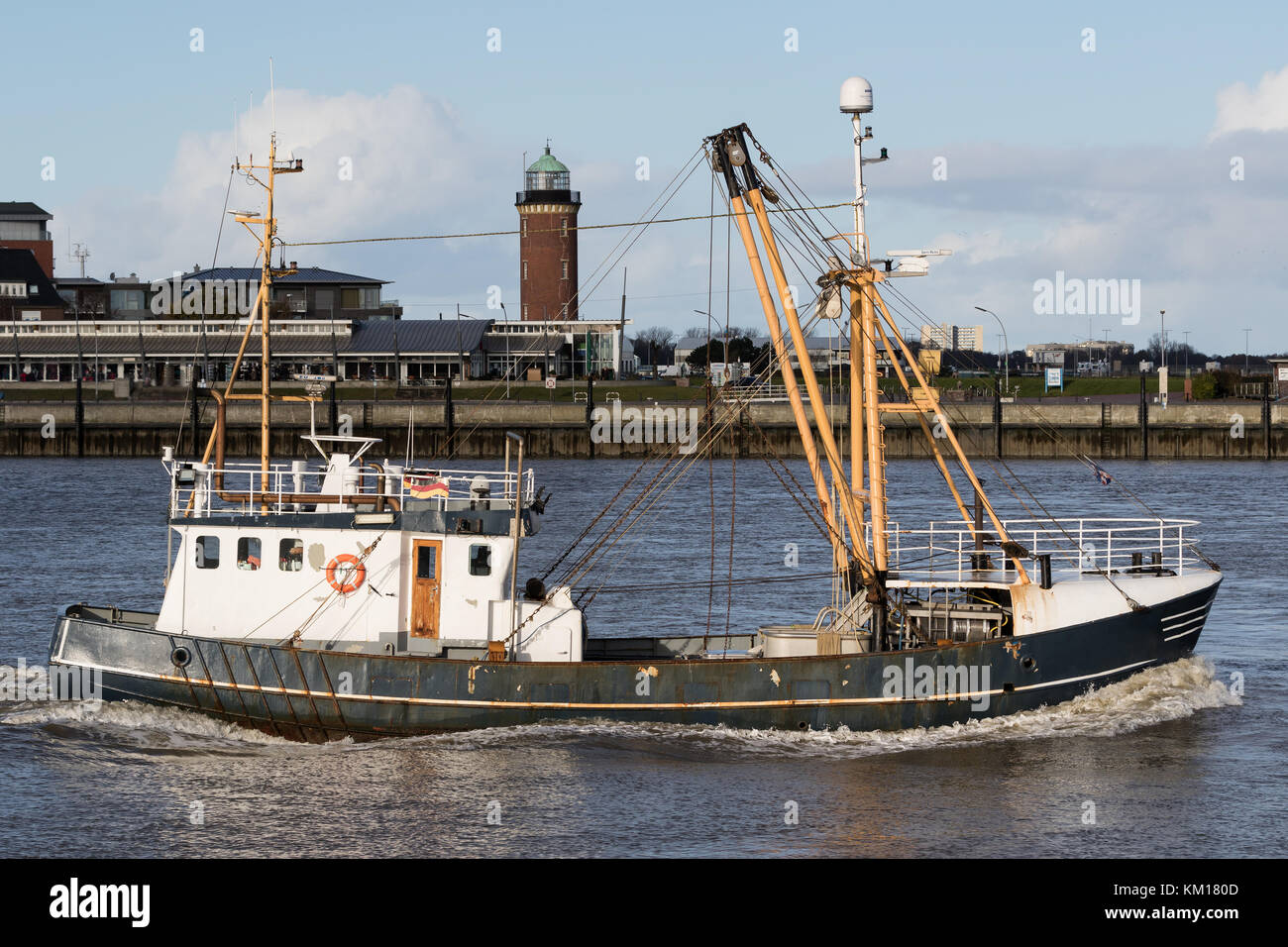 Schiff verlässt den Hafen von Cuxhaven, Deutschland Stockfoto