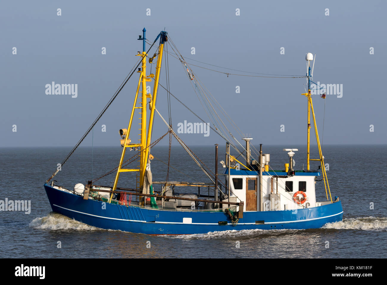 Fischereifahrzeug auf See Stockfoto