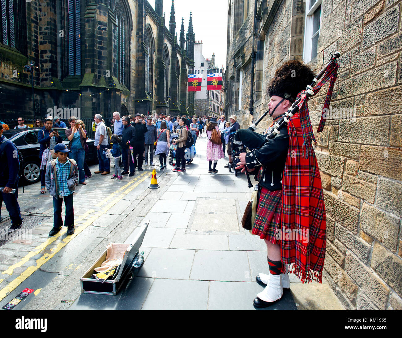 Eine schottische Piper in der Royal Mile, Edinburgh, Schottland Straßenmusik. Stockfoto