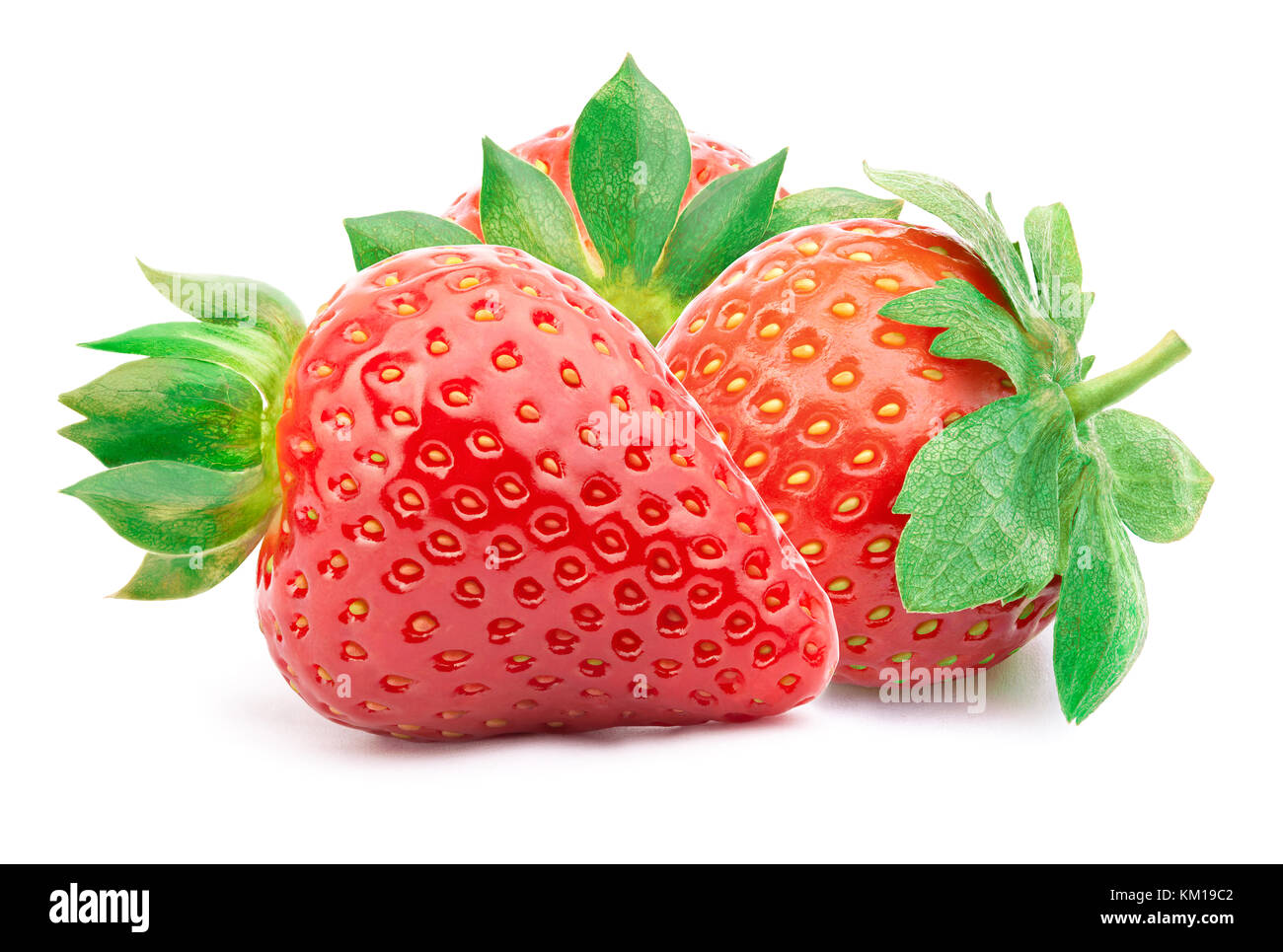 Drei Erdbeeren mit Blättern isoliert Stockfoto