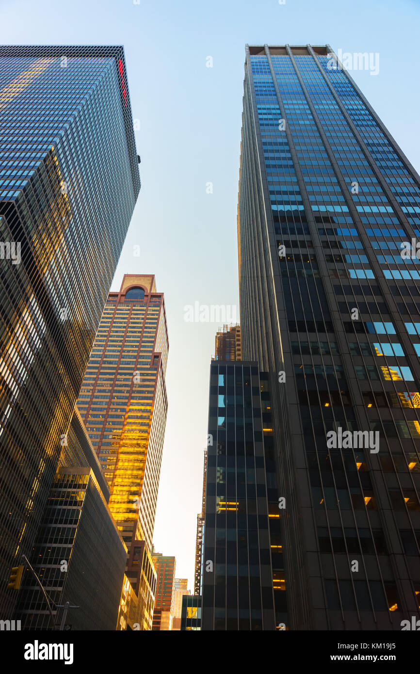 New York, USA - Mai 6, 2015: Bottom-up-Sicht auf Zeit - Leben und UBS-Gebäude in Midtown Manhattan, New York, NYC, USA. bei Sonnenuntergang Stockfoto