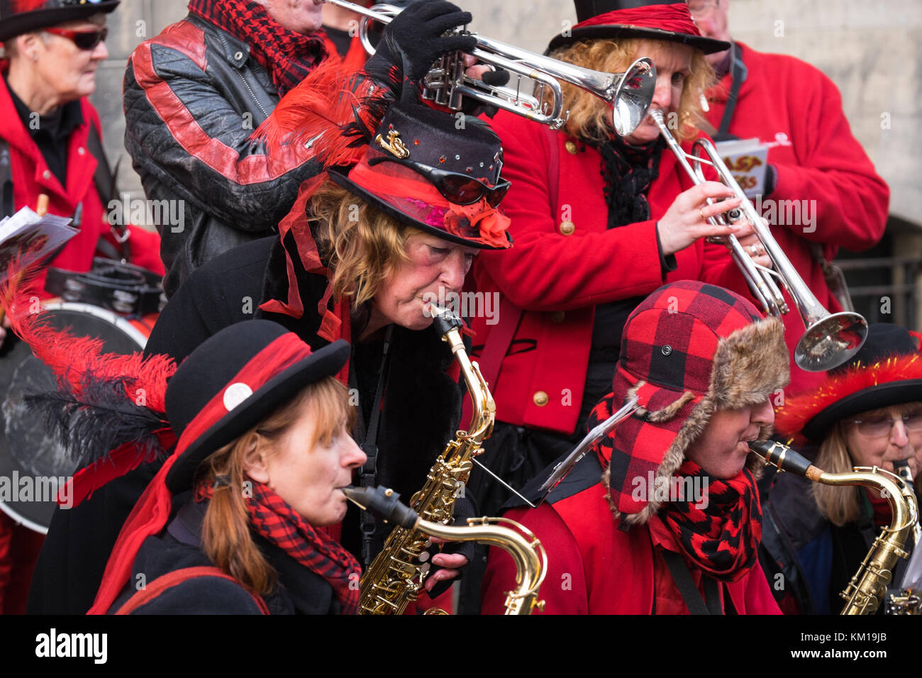 Die Cumbrian Street Band „Blast Furness“ unterhält die Menge auf der Royal Mile Edinburgh Scotland 3.12.17 Stockfoto