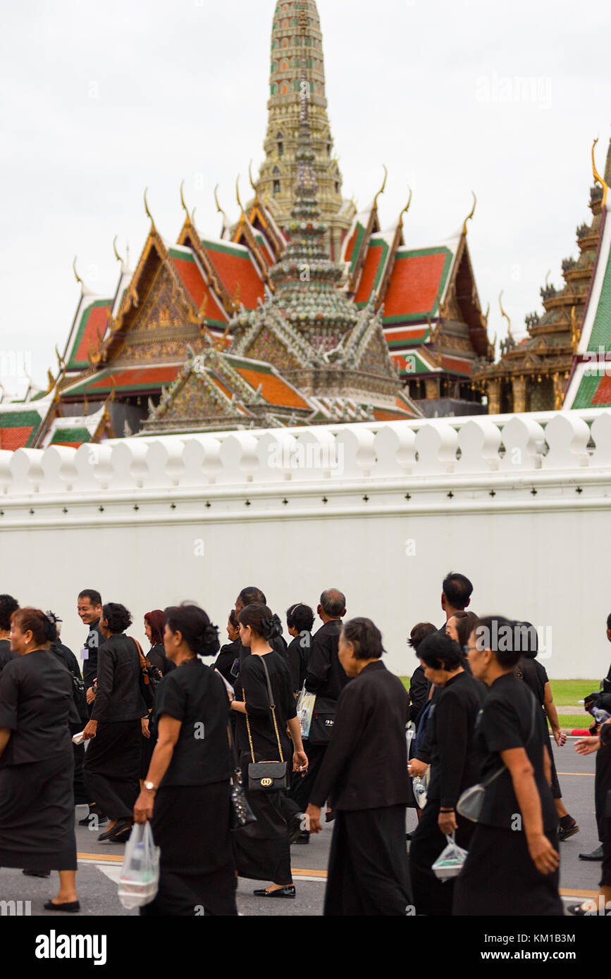 Thai Trauernde aus ganz Thailand kommen, um den Tod des Königs von Thailand an der Grande Palace, Bangkok zu trauern, Thailand. Stockfoto