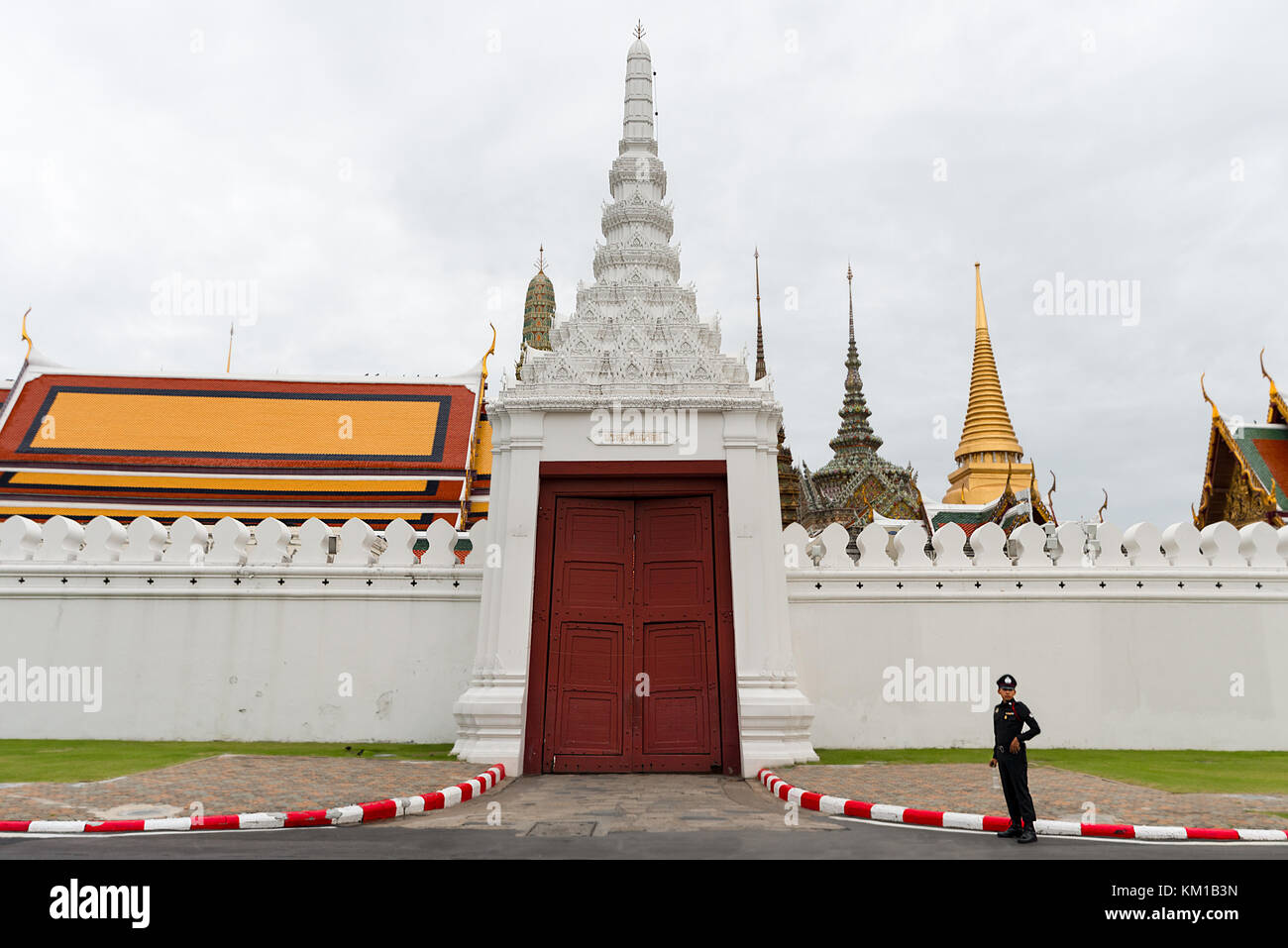 Eine thailändische Polizei Wacht auf der Eingangstore von Grande Palace, Bangkok, Thailand. Stockfoto