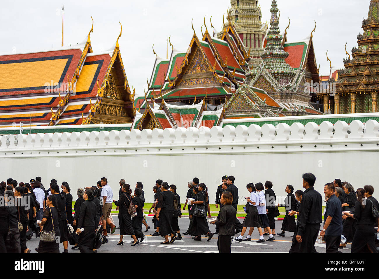 Thai Trauernde aus ganz Thailand kommen, um den Tod des Königs von Thailand an der Grande Palace, Bangkok zu trauern, Thailand. Stockfoto