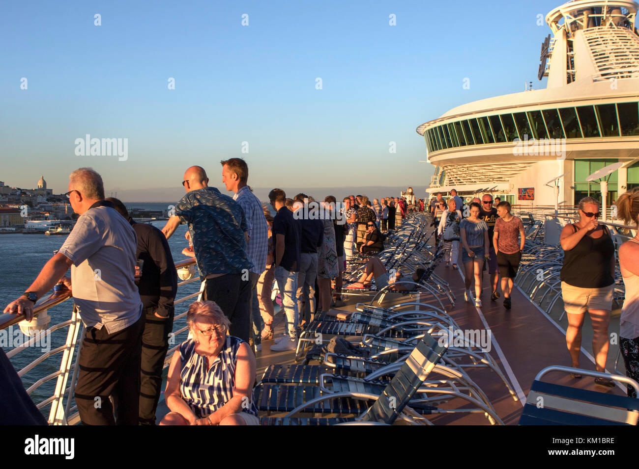 Passagiere an Bord der Royal Caribbean Unabhängigkeit der Meere Kreuzfahrt Schiff auf einer Mittelmeerkreuzfahrt Stockfoto