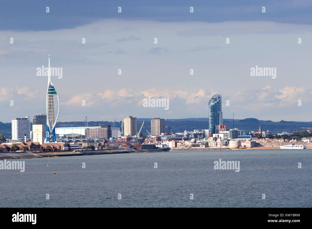 Stadtbild der Spinnaker Tower, oder der Millennium Tower in Gunwharf Quays, Portsmouth, England Stockfoto