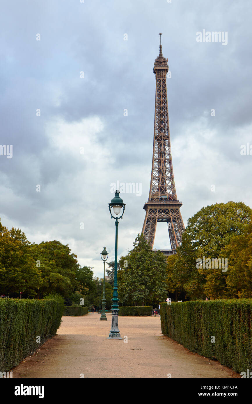 Blick auf den Eiffelturm im Herbst. Stockfoto