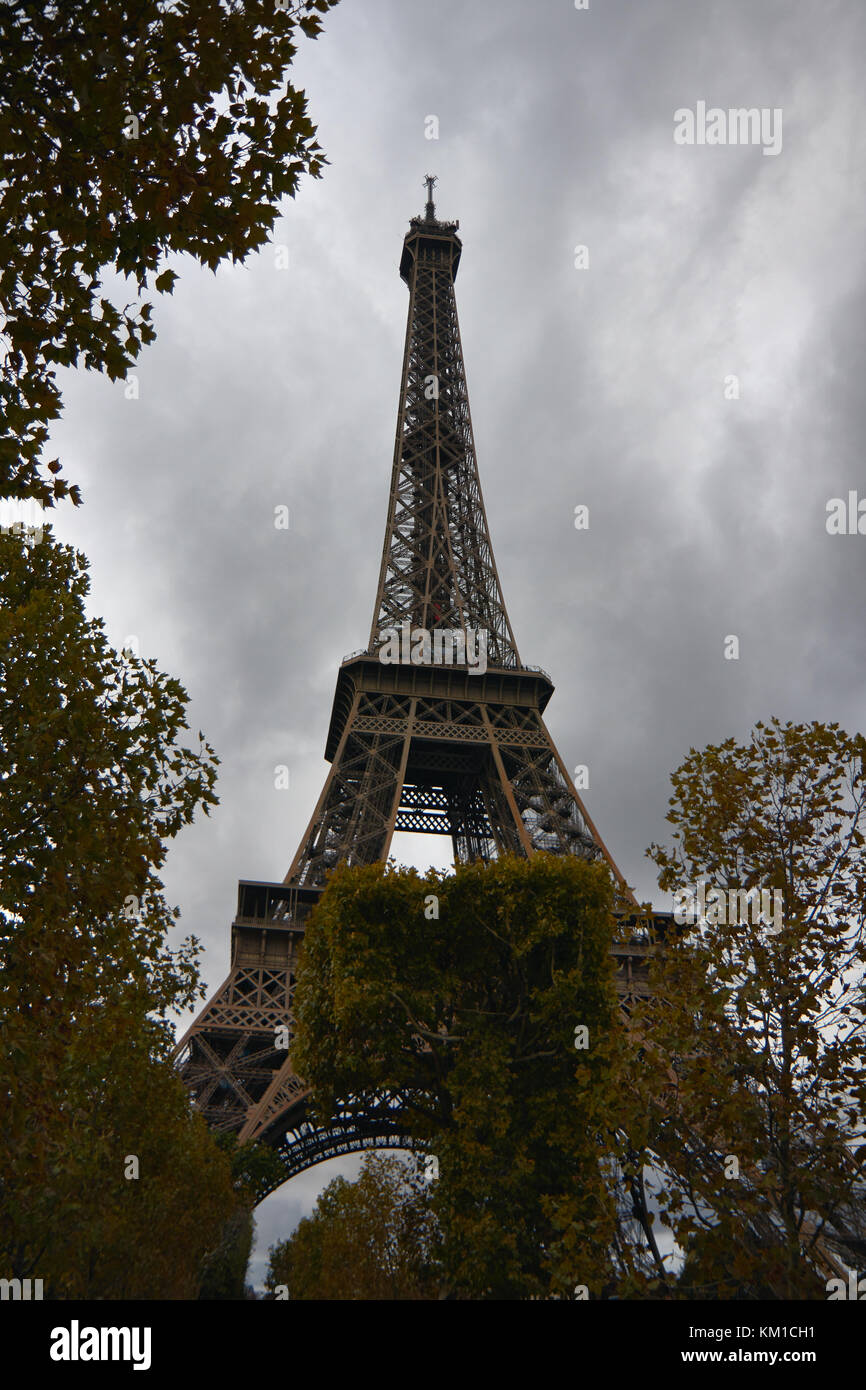 Blick auf den Eiffelturm im Herbst. Stockfoto