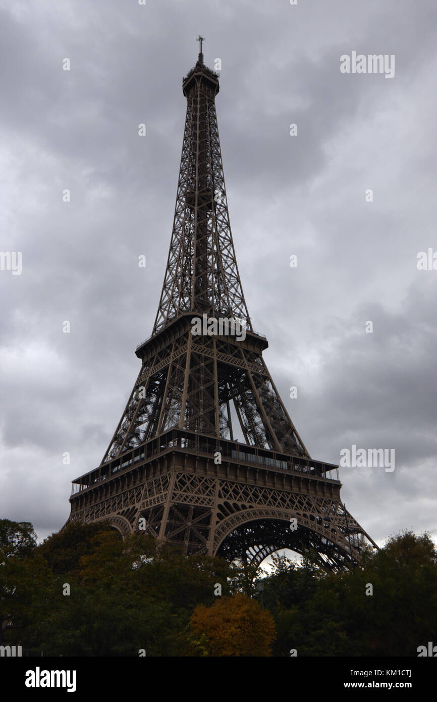 Blick auf den Eiffelturm im Herbst. Stockfoto