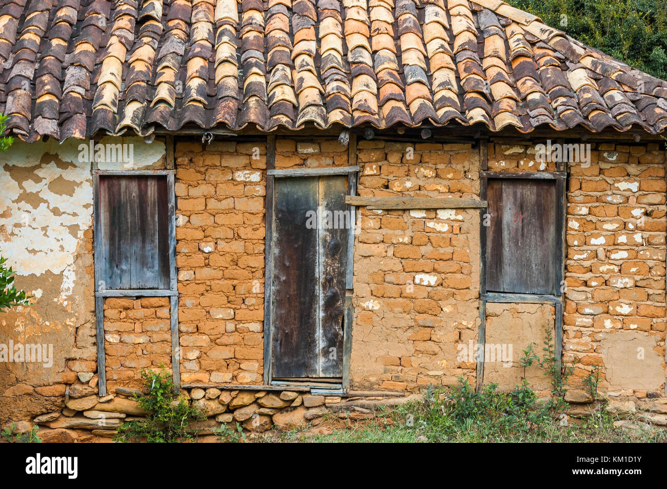 Fassade des typisch brasilianischen Cerrado ländlichen Ziegel und Schlamm home, kleinen Bauernhof immobilien haus, schlechte Bauernhaus, Bundesstaat Minas Gerais, Brasilien. Stockfoto