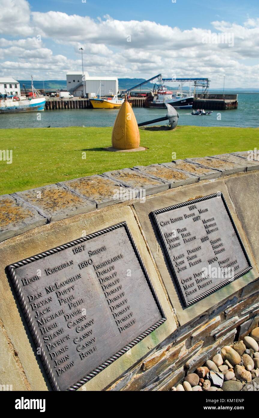 Denkmal an der Greencastle Fischerhafen, Halbinsel Inishowen, County Donegal, Irland. Listen inishowen Matrosen auf See verloren. Stockfoto
