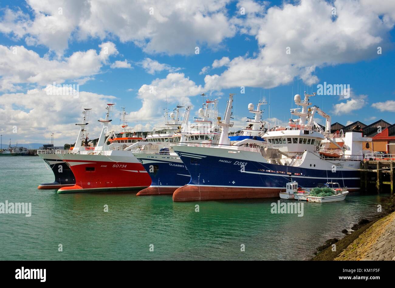 Tiefsee, die Trawler im Hafen in tiefem Wasser in Killybegs, County Donegal, Irland größte Fischereihafen. Stockfoto