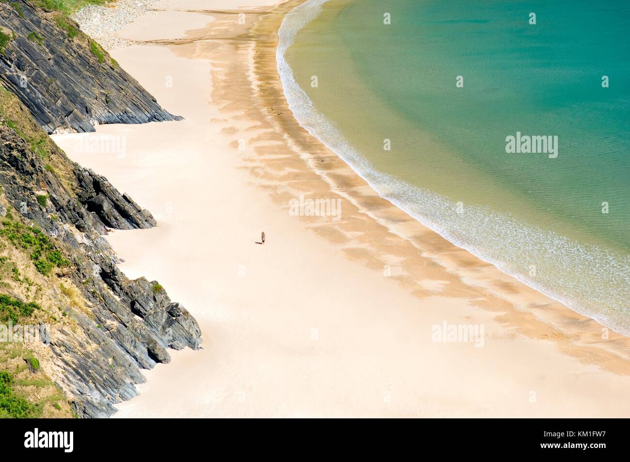 Frau Wandern auf einsamen Silver Strand Strand von malin Beg, Dar es Salaam, County Donegal. West End von Slieve League Cliffs. Stockfoto
