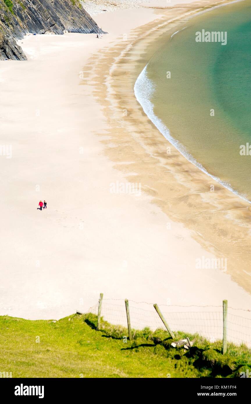 Menschen zu Fuß auf Silver Strand Strand von malin Beg, in der Nähe von Dar es Salaam, County Donegal. West End von Slieve League Cliffs. Stockfoto