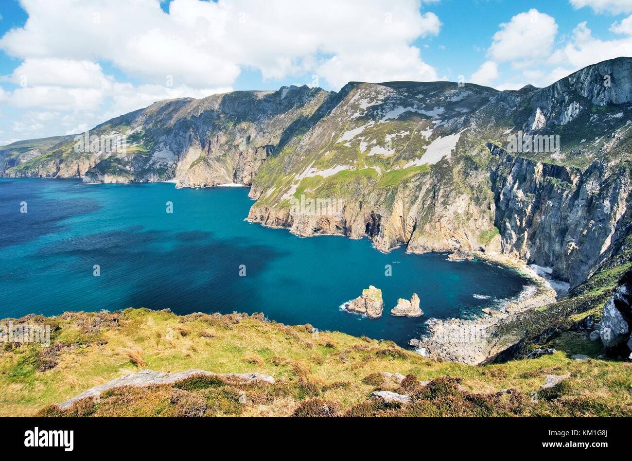 Slieve League Cliffs, Irlands höchsten, von carrigan Head gesehen, steigen aus dem Atlantik westlich von killybegs in S.w. Donegal. Stockfoto