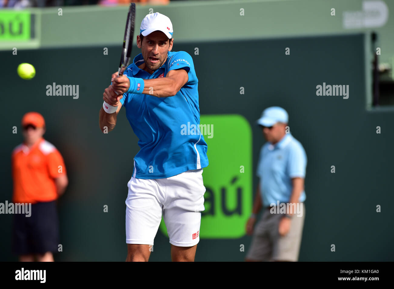 KEY BISCAYNE, FL - MÄRZ 27: Novak Djokovic aus Serbien besiegt Joao Sousa aus Portugal in ihrem dritten Spiel während der Miami Open präsentiert von Itau im Crandon Park Tennis Center am 27. März 2016 in Key Biscayne, Florida Leute: Novak Djokovic Stockfoto