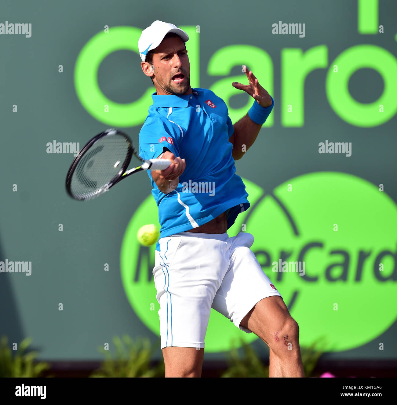 KEY BISCAYNE, FL - MÄRZ 27: Novak Djokovic aus Serbien besiegt Joao Sousa aus Portugal in ihrem dritten Spiel während der Miami Open präsentiert von Itau im Crandon Park Tennis Center am 27. März 2016 in Key Biscayne, Florida Leute: Novak Djokovic Stockfoto