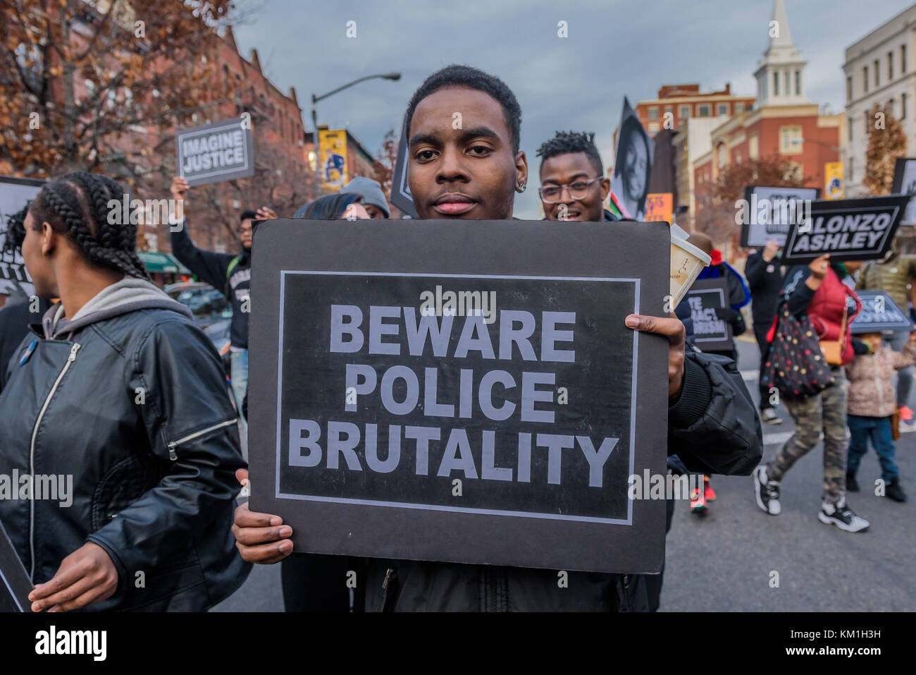 New York, Usa. Dezember 2017. Schüler der South Bronx Community Charter High School mit Hilfe von Gemeindevorführern versammelten sich am Schomburg Centre for Research in Black Culture in Harlem und führten am 2. Dezember 2017 den zweiten jährlichen Future of the City March gegen Polizeibrutalität an; Marschieren mit Schülern anderer New Yorker Schulen gegen Polizeibrutalität und die ungerechte Behandlung von Menschen mit Farbe. Quelle: Erik McGregor/Pacific Press/Alamy Live News Stockfoto