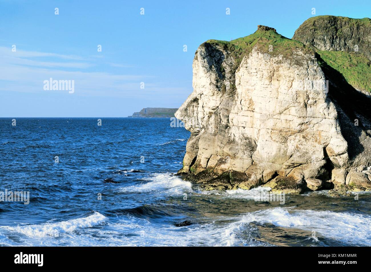 Die riesen Kopf Kalksteinfelsen Wahrzeichen am weißen Felsen in der Nähe von Portrush, Nordirland. nach Osten hin zum Giants Causeway Vorgewende Stockfoto