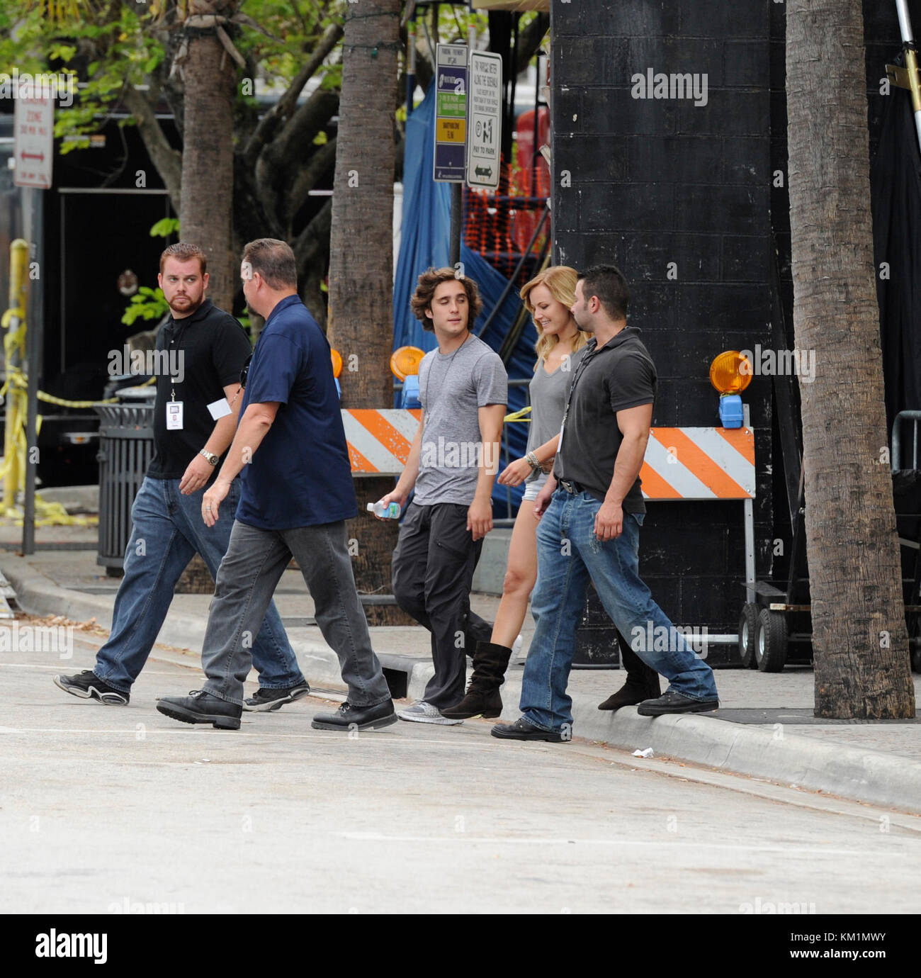 FORT LAUDERDALE, FL - 18. JUNI: (EXKLUSIVE BERICHTERSTATTUNG) Tom Cruise weigert sich, auf dem Set von Rock of Ages fotografiert zu werden. Die Kreuzfahrt wurde in einem roten Golfwagen (der alles verdeckt war) herumgefahren und von Sicherheitskräften flankiert, von seinem Wohnwagen bis zur Tür des Clubs (die etwa 30 Meter entfernt war); die Fans sagten, Tom sah lächerlich aus, als er über die Straße fuhr, anstatt zu Fuß zu gehen. Alle waren sehr enttäuscht, als der Schauspieler der A-Liste sich weigerte, Fotos zu machen oder Autogramme zu unterschreiben, nachdem er von Fans und Fotos angegriffen wurde, die schrien: „Ich habe gehört, dass dieser Film gerade zum Video geht“ und „Tom I Hope You d Stockfoto