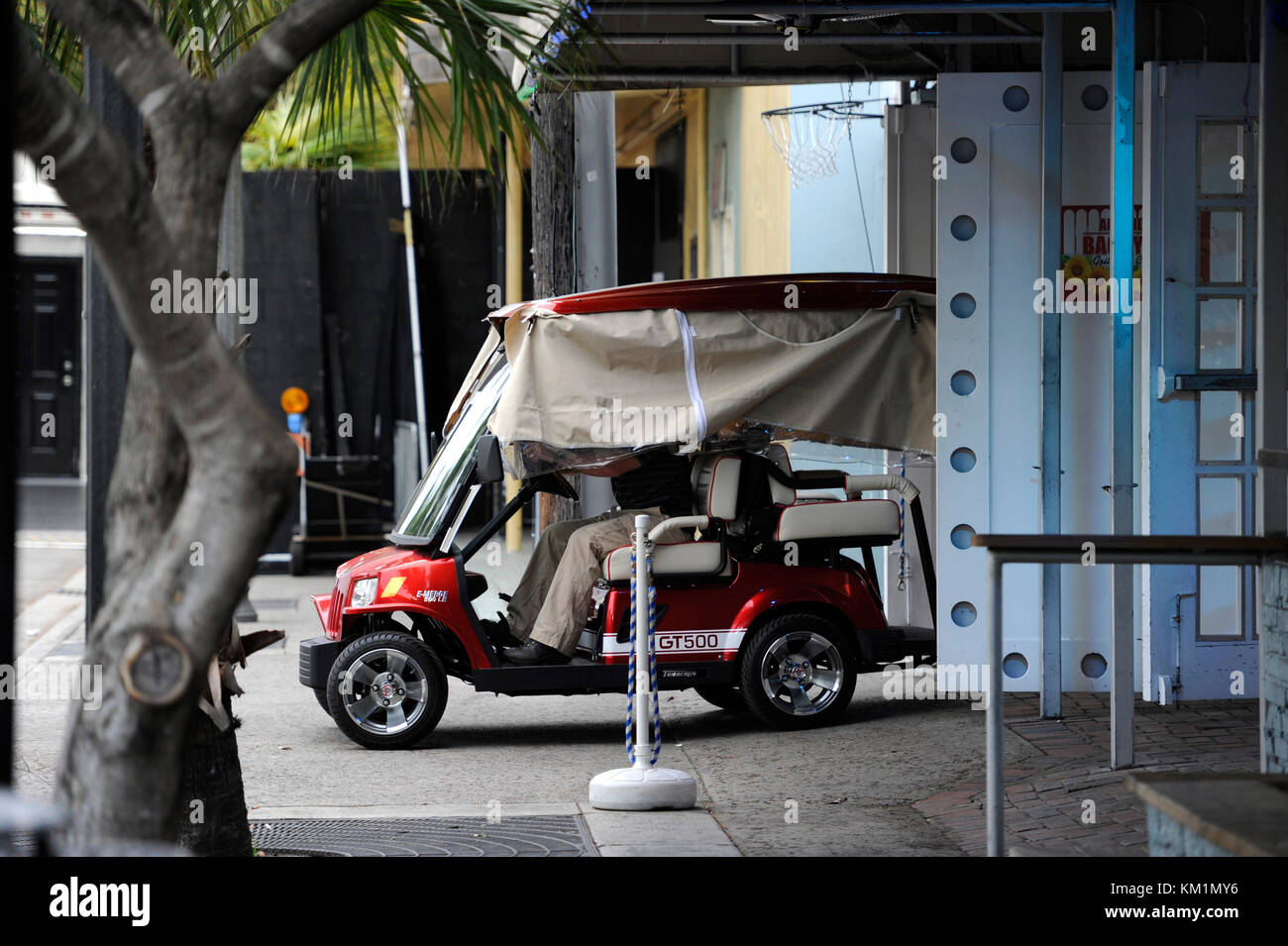 Fort Lauderdale, FL - Juni 18: (exklusive Deckung) Tom Cruise sich weigert, auf dem Set von Rock of Ages fotografiert werden. Kreuzfahrt war um in einem roten Golf Cart (das war alles abgedeckt) und durch die Sicherheit von seinem Anhänger flankiert in der Tür der Club (der war wie 30 Meter entfernt); Fans sagten Tom, sah, auf der anderen Straßenseite lächerlich macht, anstatt zu Fuß. Alle waren sehr enttäuscht, als die einer Liste Schauspieler weigerte sich, Fotos oder Autogramme zu nehmen, nachdem er von Fans und photogs, schrieen' ich gehört, dieser Film ist Strait zu Video' und 'Tom Ich hoffe Sie d Gehechelt war angetrieben Stockfoto