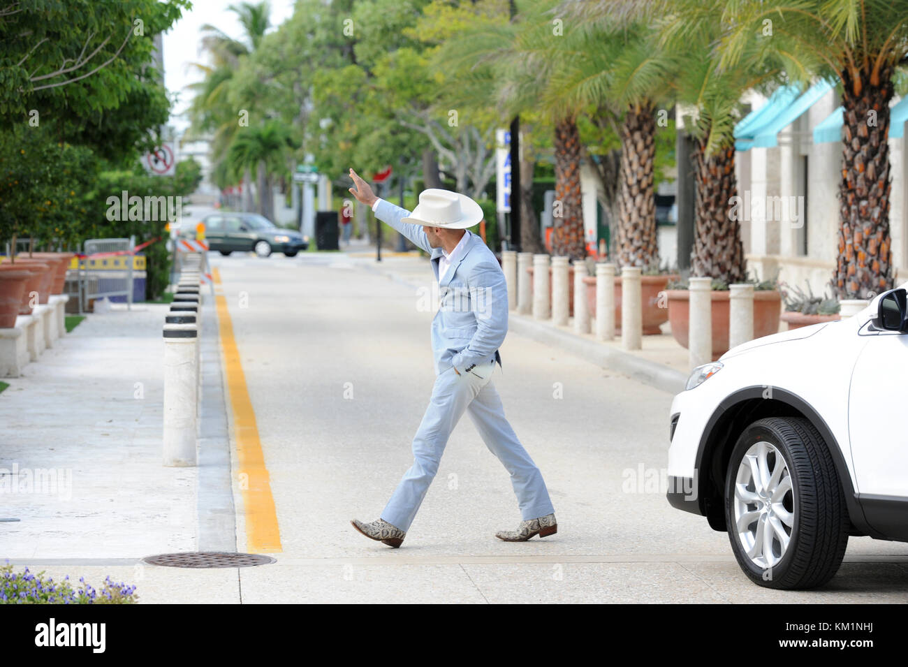 PALM BEACH, FL - SEPTEMBER 19: Schauspielerin/Sängerin Jennifer Lopez und der englische Schauspieler Jason Statham am Set drehen ihren neuen Krimi/Thriller „Parker“ unter der Regie von Taylor Hackford auf Worth Avenue. Am 19. September 2011 in Palm Beach, Florida Leute: Jason Statham Stockfoto