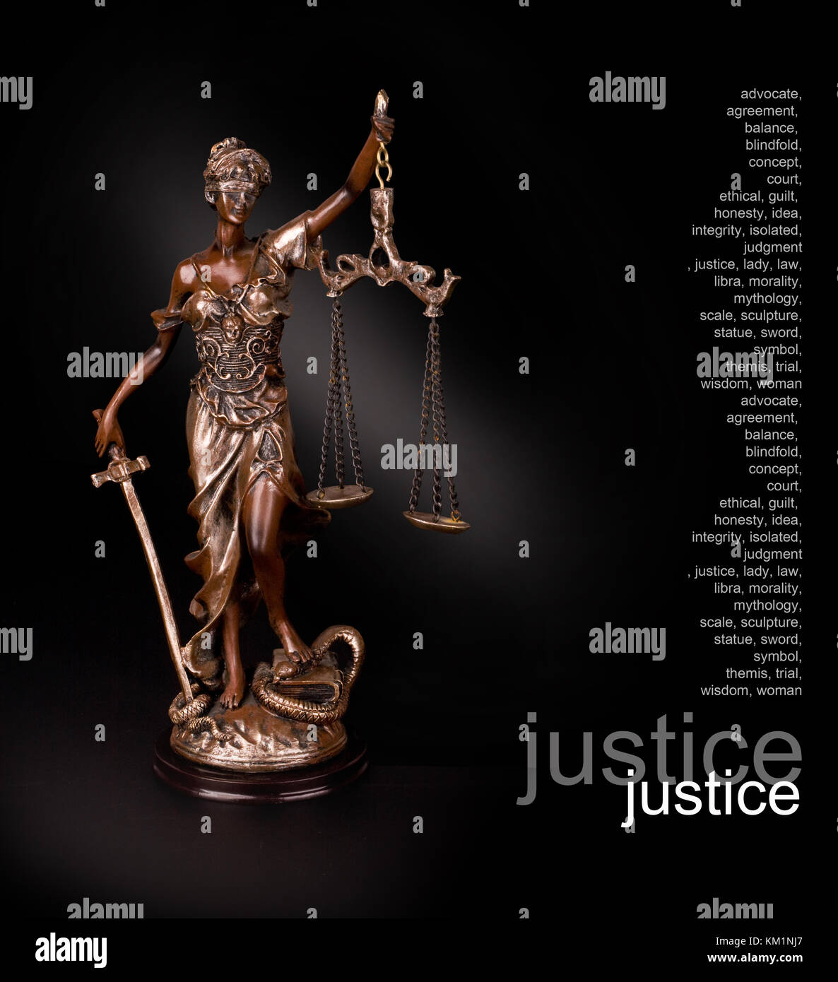 Ein Bild von einem Themis statue stehend über schwarzen Hintergrund Stockfoto