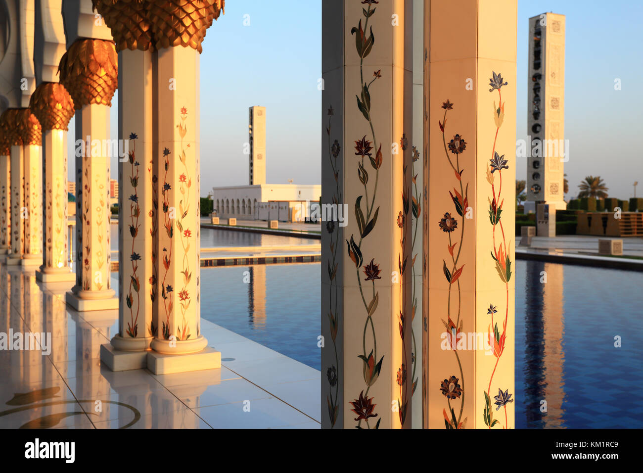 Abu Dhabi, VAE - November 05, 2017: Spalten der Sheikh Zayed Moschee in Abendsonne. Äußere der Sheikh Zayed Moschee Stockfoto