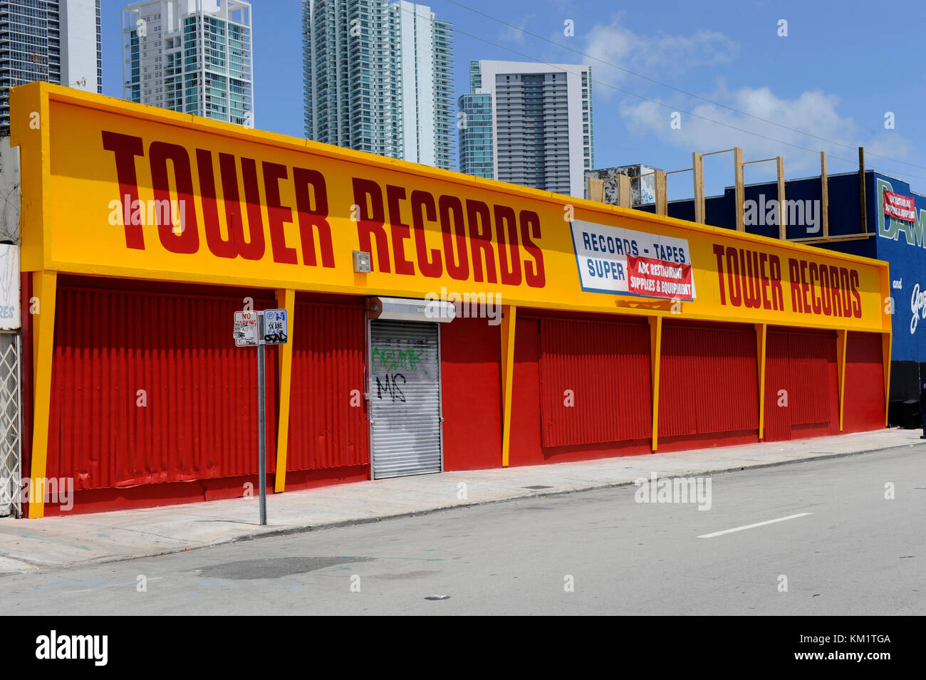 MIAMI BEACH, FL - 18. Juni: Erste pixs von Rock Of Ages set starrte Tom Cruise. Das Studio hat eine schlechte Kriminalität geritten Nachbarschaft und zu schauen, wie die LA-Streifen in den 80er Jahren. Overtown ist ein Stadtteil von Miami, Florida, Usa, nordwestlich von Downtown Miami. Ursprünglich farbige Stadt während der Jim-crow-Ära des späten 19. bis Mitte des 20. Jahrhunderts genannt, die Gegend war einmal die überragende und ist das historische Zentrum für Handel in der schwarzen amerikanischen Gemeinschaft in Miami und Südflorida. Am 18. Juni 2011 in Miami Beach, Florida, Leute: Rock Of Ages eingestellt Stockfoto