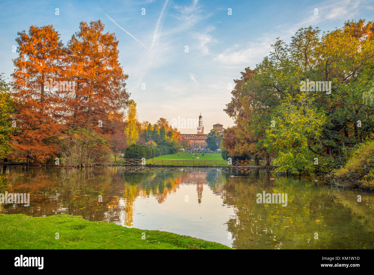 Schloss Sforza (Castello Sforzesco), Ansicht von Parco Sempione, (Sempione Park) in Mailand, Italien. Stockfoto