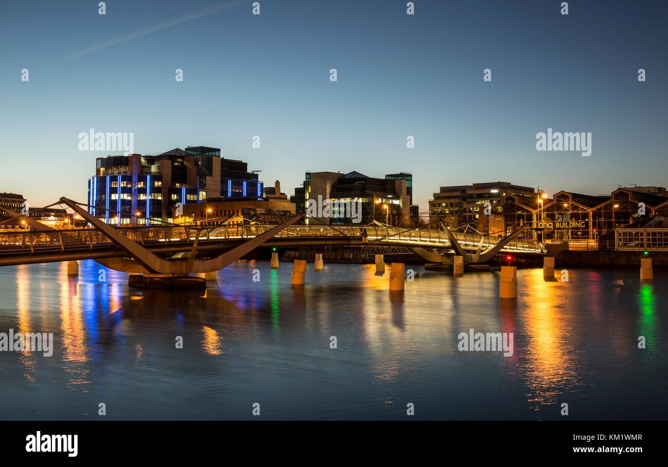 Fluss Liffey, bei Nacht. Dublin. Stockfoto