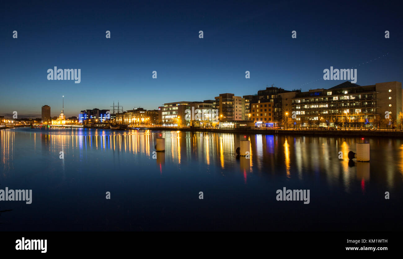 Fluss Liffey, bei Nacht. Dublin. Stockfoto