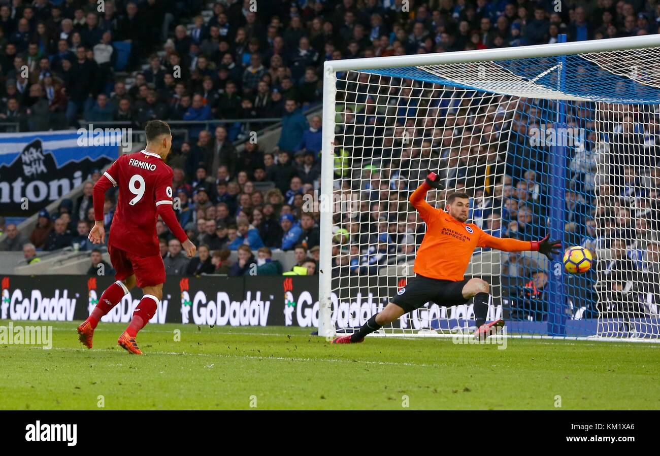 Roberto Firmino von Liverpool Kerben 2-0 während der Premier League Match zwischen Brighton und Hove Albion und Liverpool an der American Express Community Stadion in Brighton und Hove. 02 Dez 2017 *** EDITORIAL NUR VERWENDEN *** FA Premier League und der Football League Bilder unterliegen dem DataCo Lizenz siehe Www.football-dataco.com Stockfoto