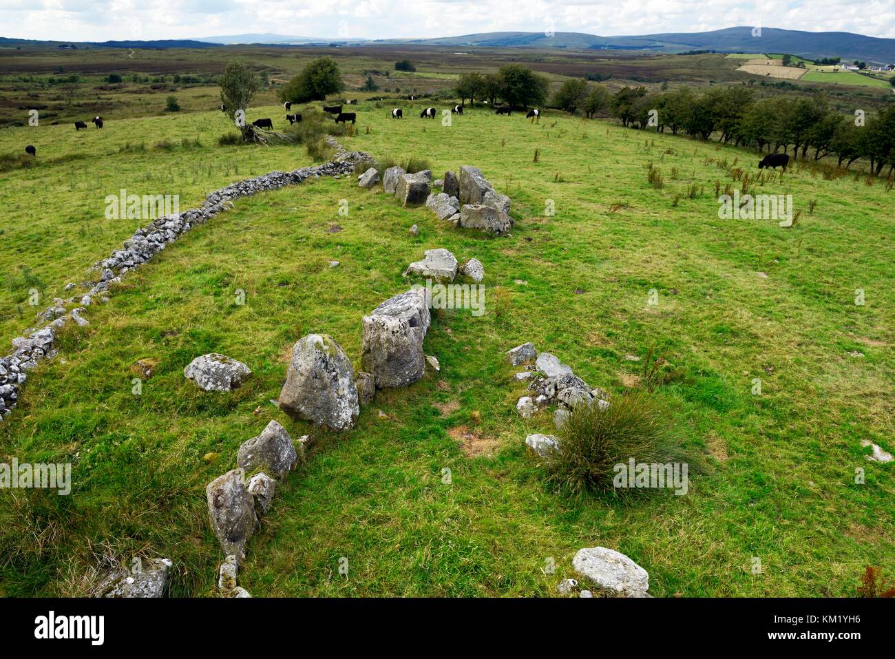 Carnanbane alias Ballybriest prähistorische megalithische Doppelhof Grabbeigaben Cairn in der Nähe von Draperstown, County Tyrone, N. Ireland Stockfoto