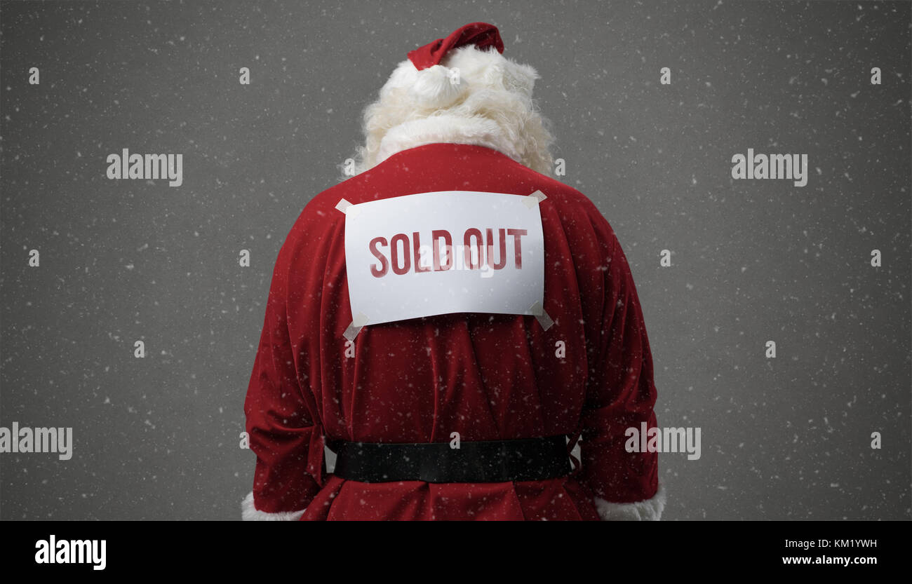 Santa Claus mit ausverkauft Schild auf dem Rücken und Schnee Stockfoto