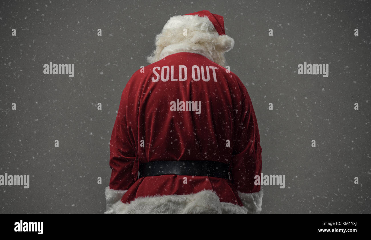 Santa Claus mit ausverkauft Text auf seinem Rücken und Schnee Stockfoto