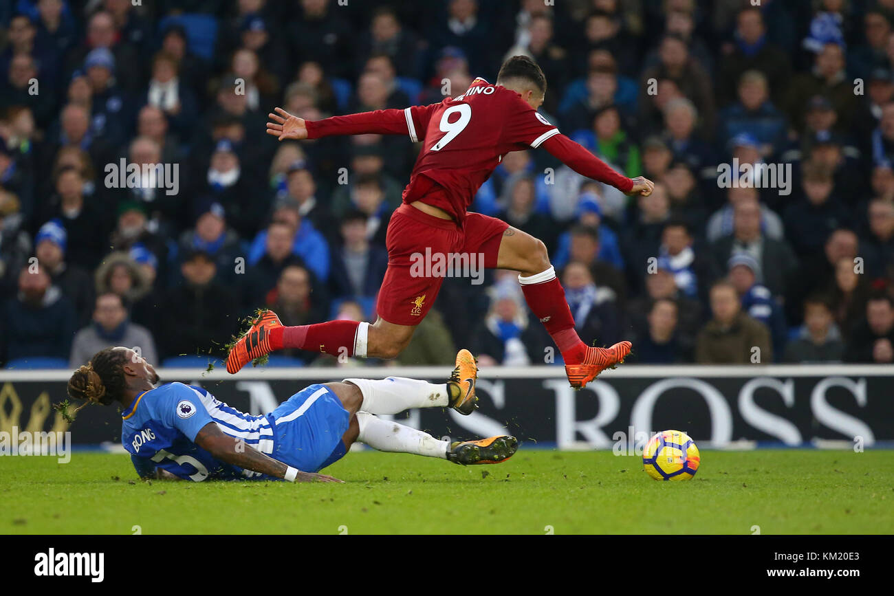 Roberto Firmino von Liverpool weicht einem von gaëtans Bong von Brighton während der Premier League Match zwischen Brighton und Hove Albion und Liverpool an der American Express Community Stadion in Brighton und Hove. 02 Dez 2017 *** EDITORIAL NUR VERWENDEN *** FA Premier League und der Football League Bilder unterliegen dem DataCo Lizenz siehe Www.football-dataco.com Stockfoto