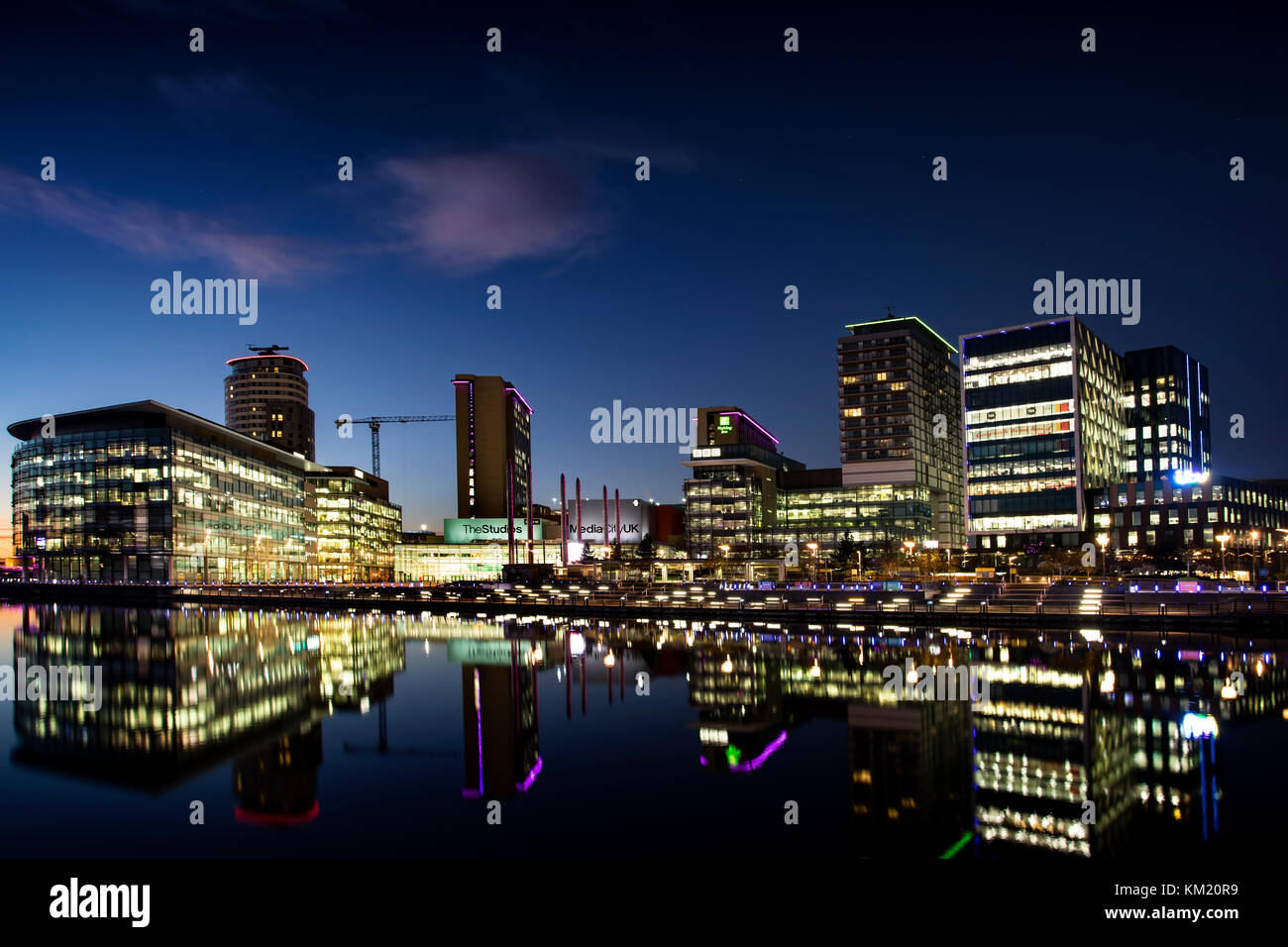 Mediacity UK, Salford Quays, Manchester, in der Abenddämmerung. Stockfoto
