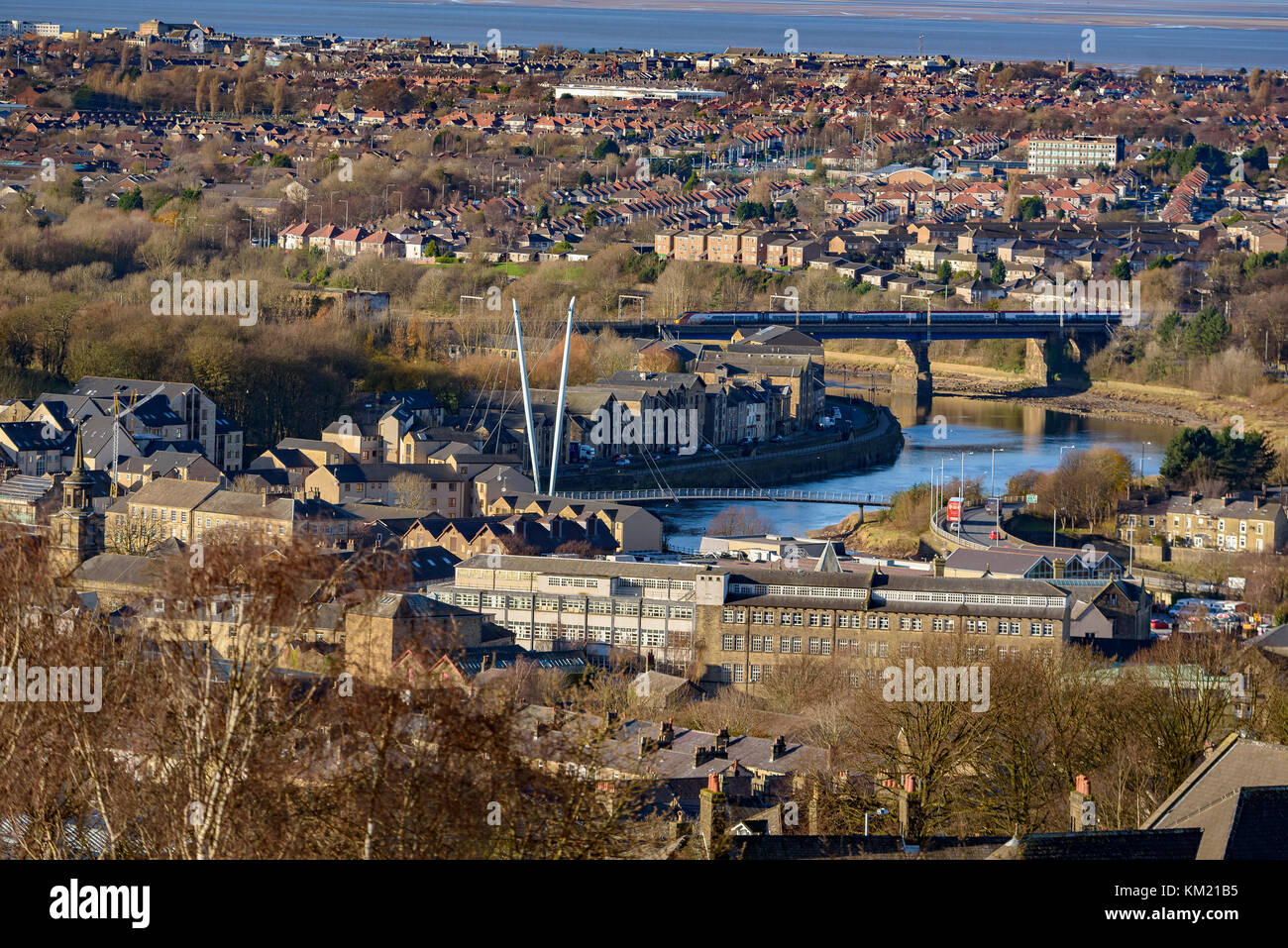 Luftaufnahme von Lancaster. Fluss Lune. Millenium Bridge. Jungfrau pendolino Train Stockfoto