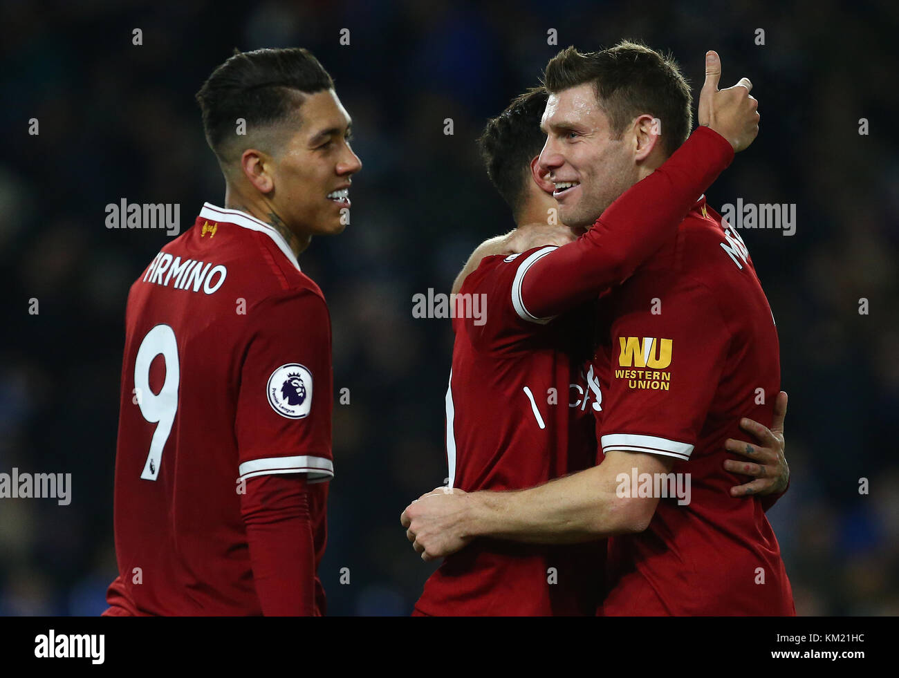 James Milner von Liverpool umfasst Torschütze Philippe Coutinho von Liverpool mit Roberto Firmino auf während der Premier League Match zwischen Brighton und Hove Albion und Liverpool an der American Express Community Stadion in Brighton und Hove. 02 Dez 2017 *** EDITORIAL NUR VERWENDEN *** FA Premier League und der Football League Bilder unterliegen dem DataCo Lizenz siehe Www.football-dataco.com Stockfoto