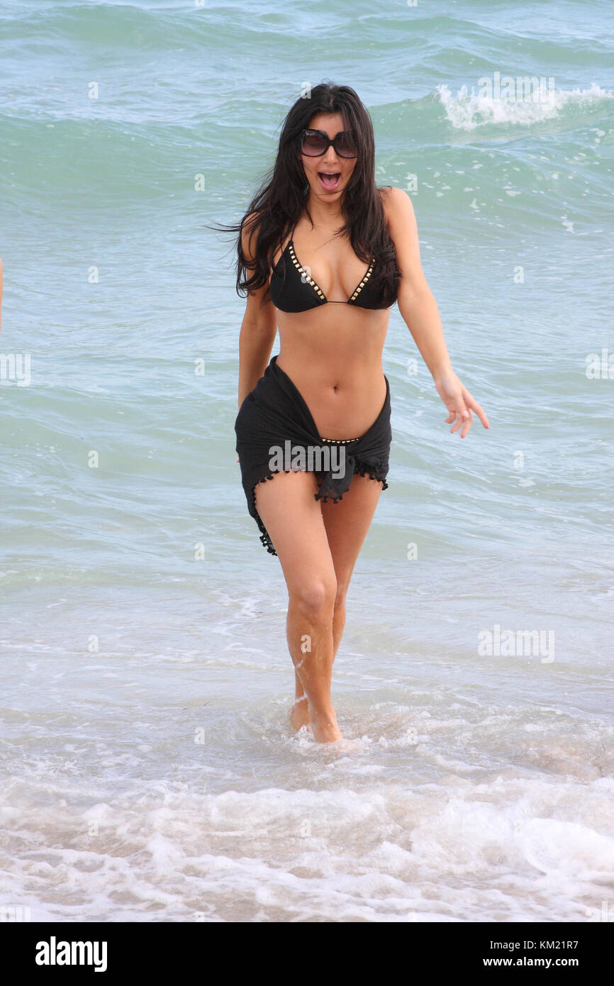 Smg FL1 Kim Kardashian schwarzen Bikini 111408 02 Miami Beach, FL - 14.  November: Schauspielerin Kim Kardashian, Schwester Kourtney Kardashian und  Freund Schauspielerin Kristin Cavallari erhielt für eine am Strand von Miami
