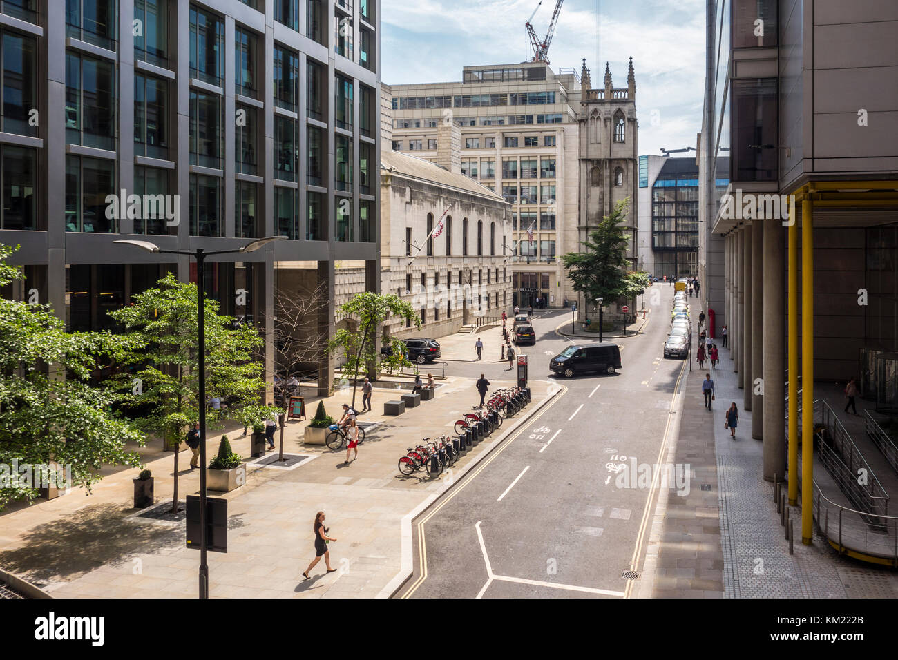 Blick entlang Wood Street, City of London, Großbritannien mit Kirche St. Alban, Wood Street Polizeistation und 5 Aldermanbury Square von Eric Parry Architekten Stockfoto