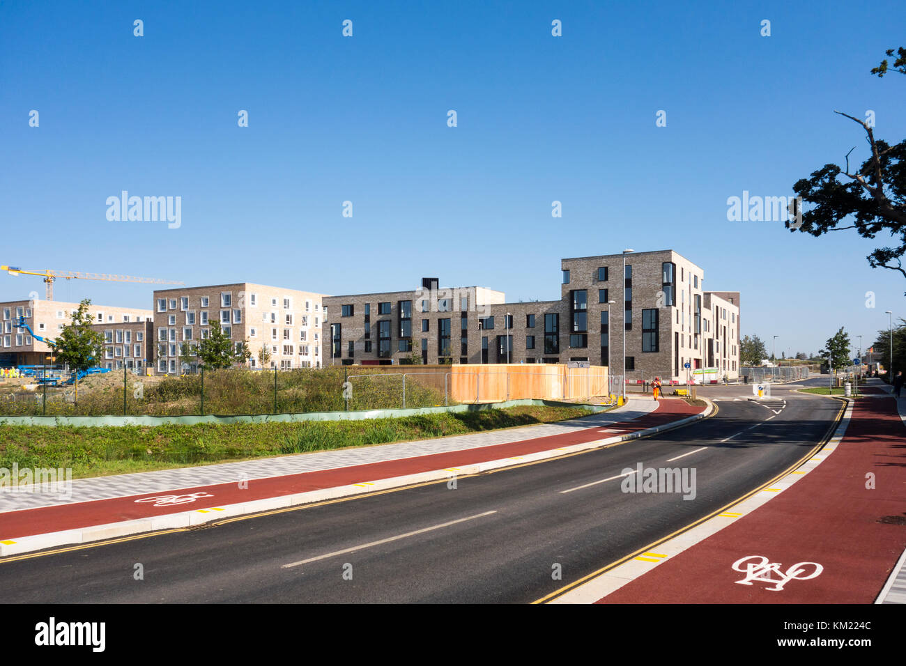 Straßen und Radwege mit Wohnungen und Apartments im neuen North West Cambridge, Großbritannien Stockfoto