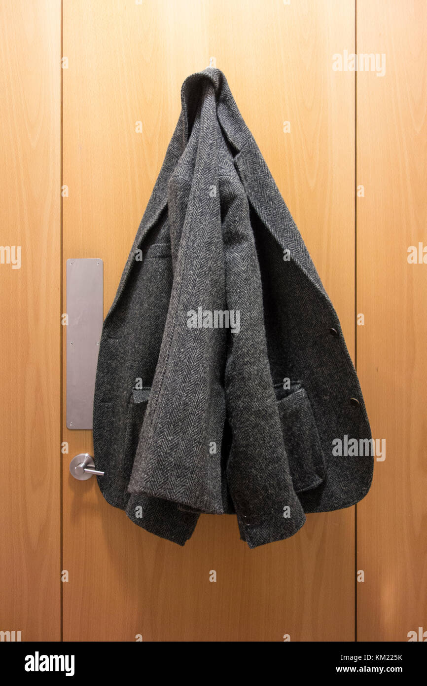 Tweed Jacke hing oben auf der Innenseite der wc Schaltschranktür Stockfoto