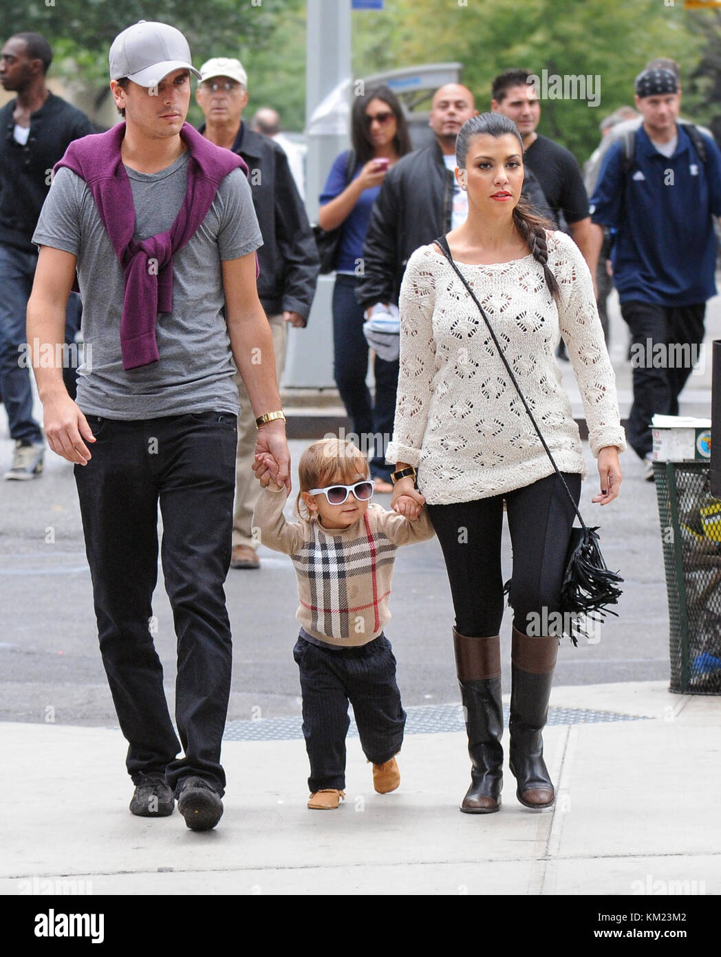 New York 21 September Kourtney Kardashian Scott Disick Und Ihr Sohn Mason Tragen Von Burberry Nehmen Sie Eine In Der Nahe Des Downtown New York City Hotel Entfernt Am 21 September