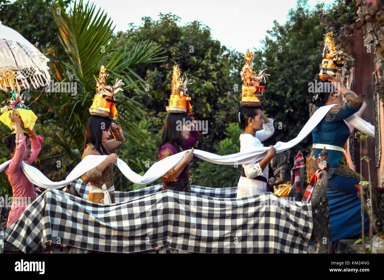 Balinesischen hinduistischen Zeremonie namens mendak Tirta und melasti. Die Veranstaltung soll das Symbol Gottes, indem es an bestimmte Wasser Quelle zu heiligen. Stockfoto