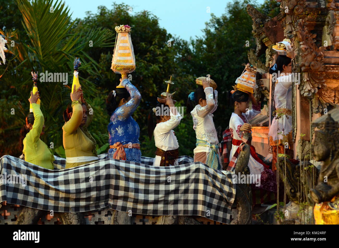 Balinesischen hinduistischen Zeremonie namens mendak Tirta und melasti. Die Veranstaltung soll das Symbol Gottes, indem es an bestimmte Wasser Quelle zu heiligen. Stockfoto
