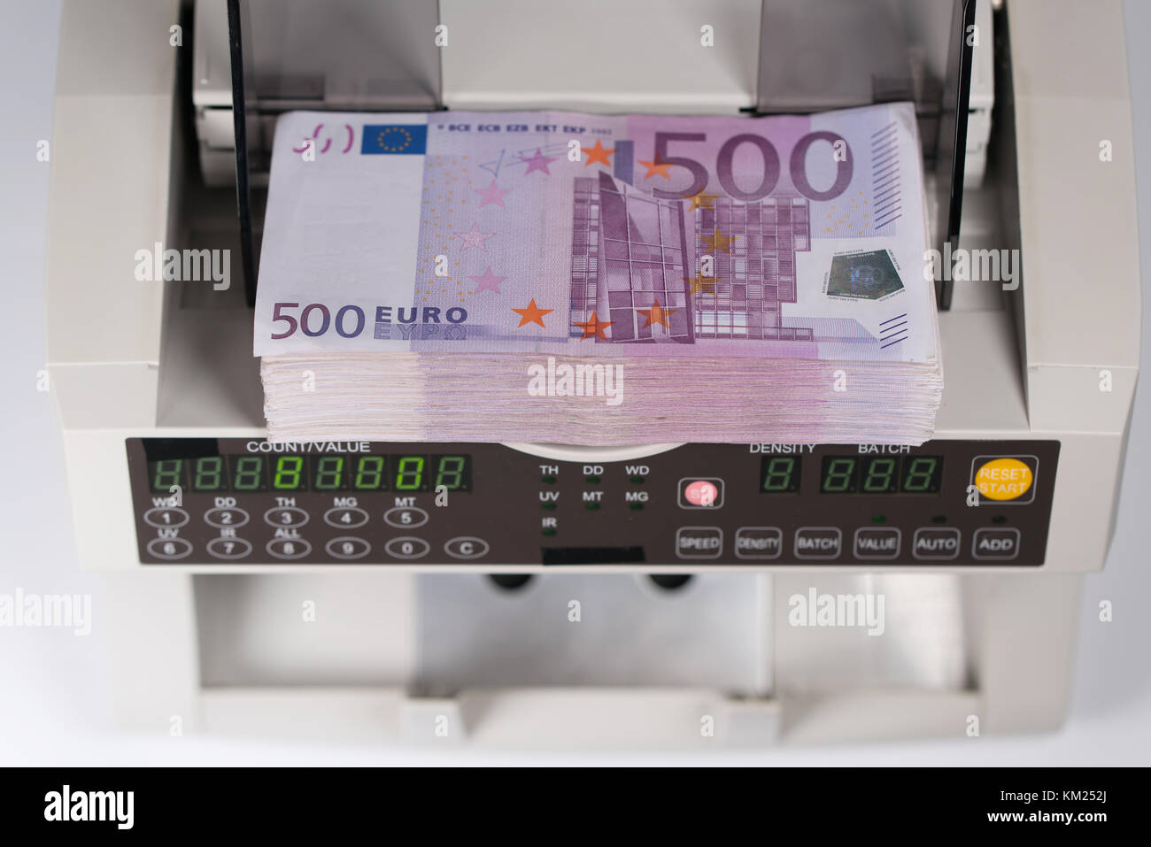 Fünfhundert Euro Banknoten in eine zählmaschine Stockfoto