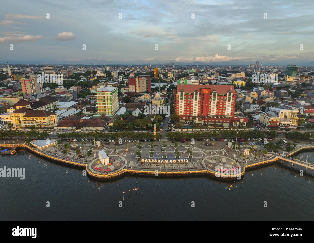 Losari Beach das Symbol der Stadt Makassar einen Moment vor dem Sonnenuntergang. Stockfoto